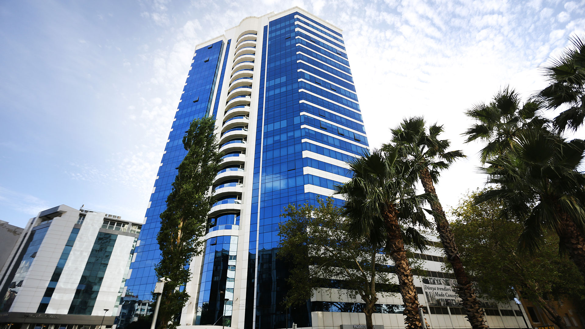 Außenansicht der Gürel Tower Residence, dem Standort von Phinova Clinics Izmir